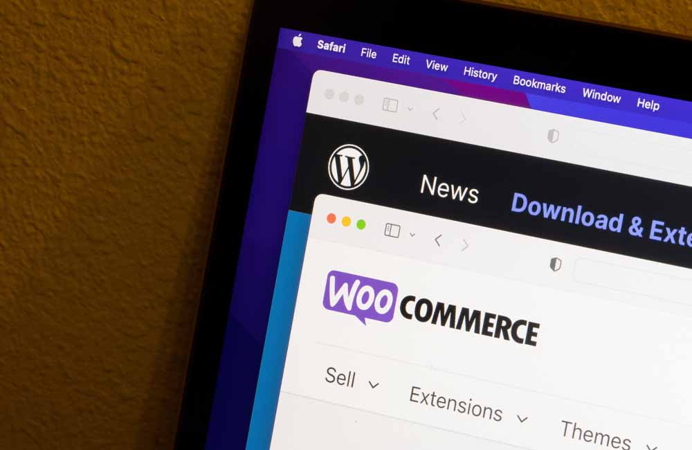 ラップトップに表示されたWooCommerceの画面